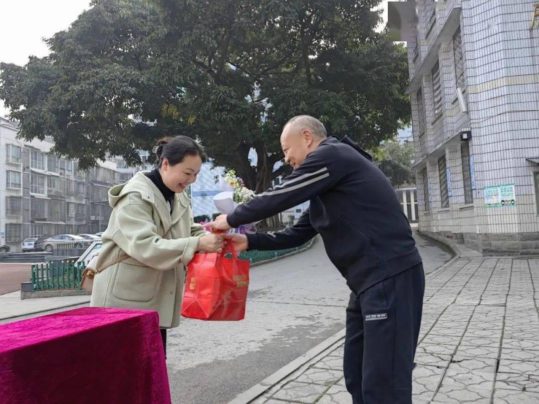 隆昌知行中学校花图片