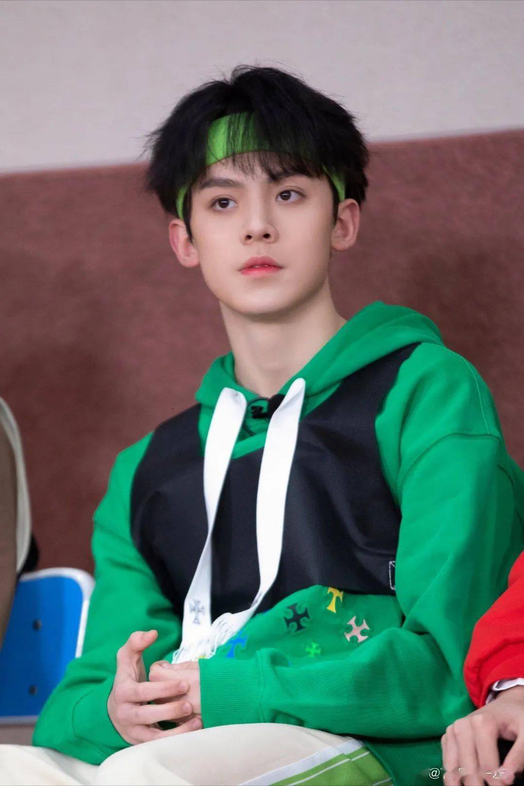 左航九宫格花絮:青春洋溢的发带少年和绿色适配度,被噘嘴可爱到!