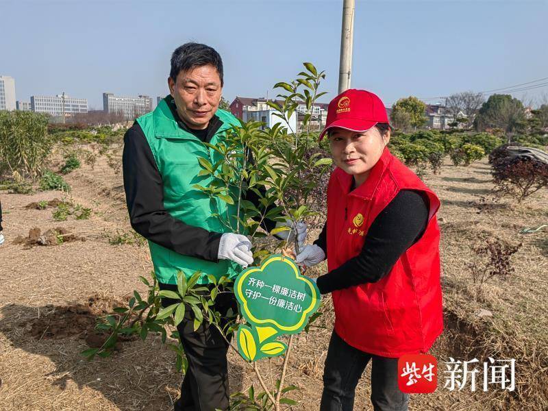 “党建红+橄榄绿”张家港市乐余镇庙港村开展“增绿添彩老兵先行”植树节活动