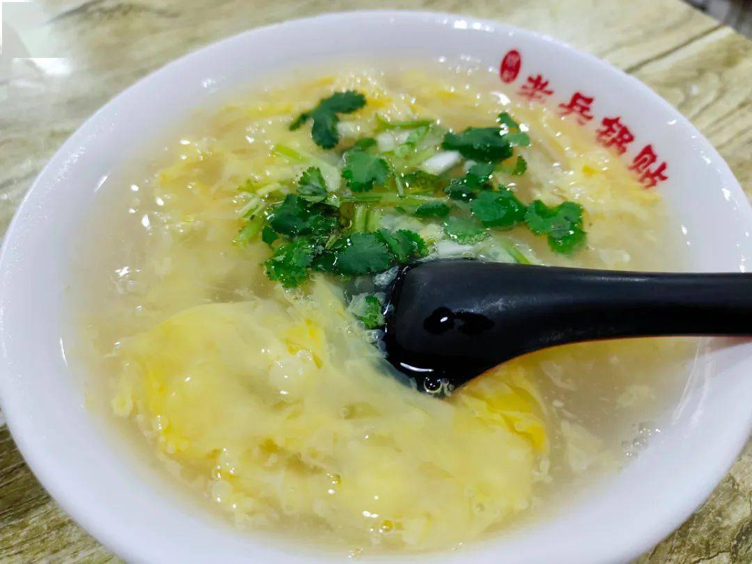 勺滚烫的鸡汤缓缓倒入,最后再夹点香菜碎,一碗香气扑鼻的撒汤就做好了