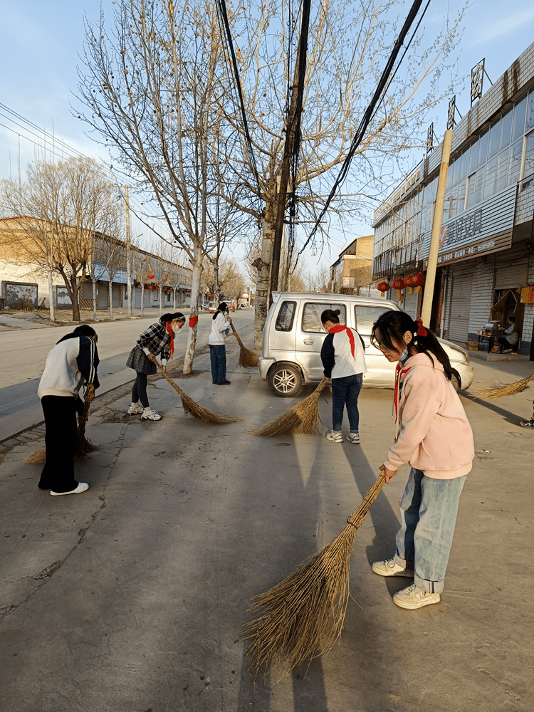 了自己了解的雷锋故事,共同感受雷锋同志刻苦学习,热心助人,忘我劳动