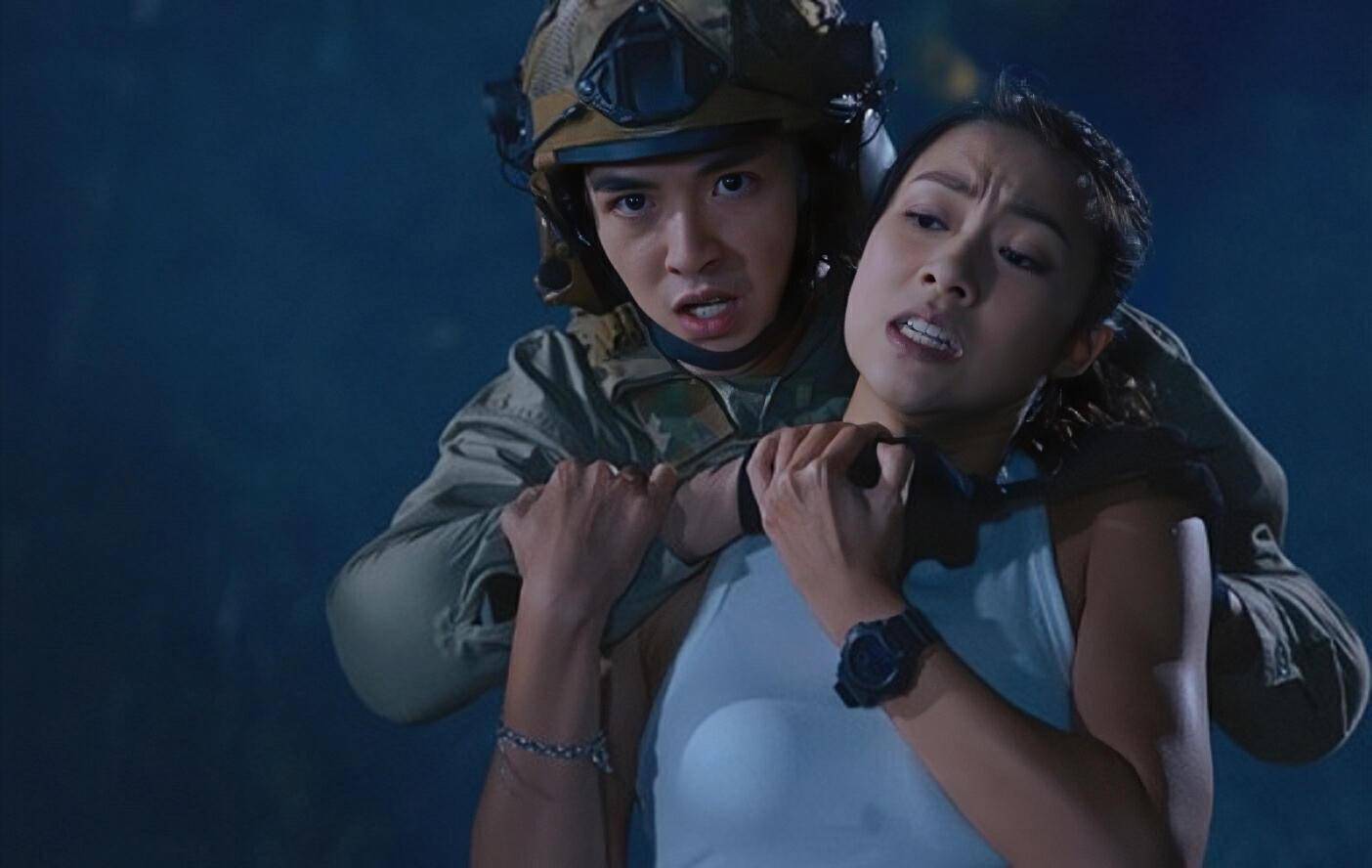 俩女主一个被摸全身,一个被泼冷水秀丰满身材