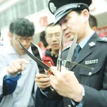 安全大课堂 |对管制刀具say"no"!_校园_弹簧刀_危害