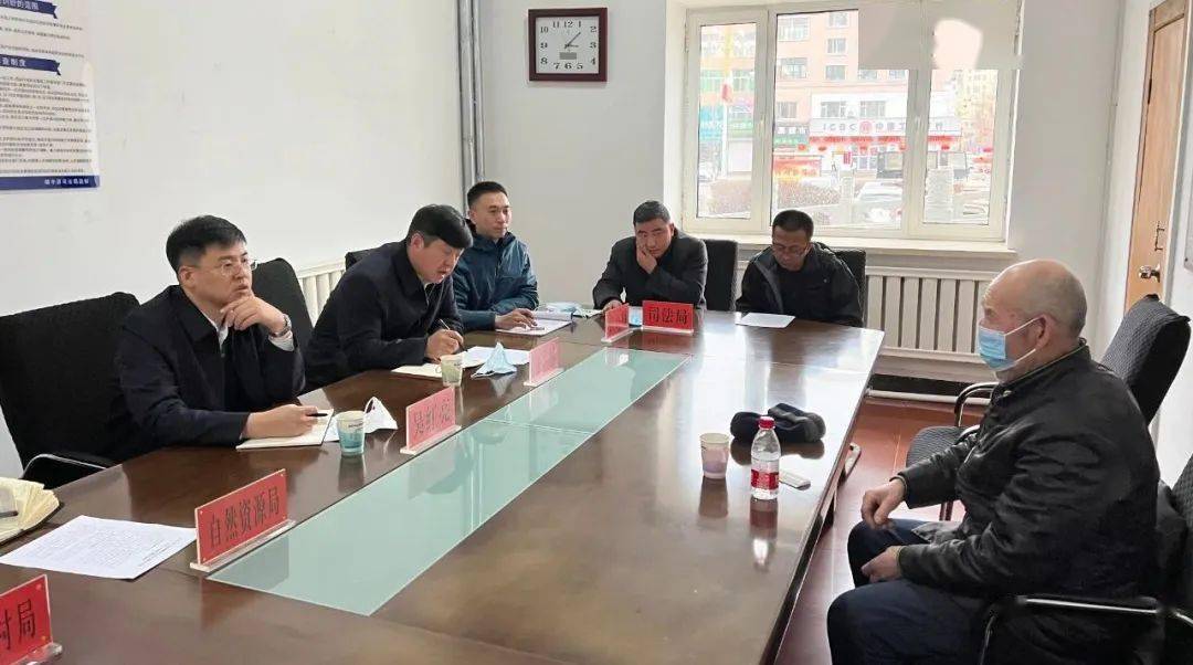 3月11日,靖宇县委副书记,县长吴红亮在县信访局接待来访群众,面对面