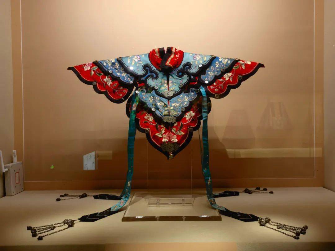 色丝绣艳——广州博物馆藏花鸟织绣展_民国时期_广绣_清代