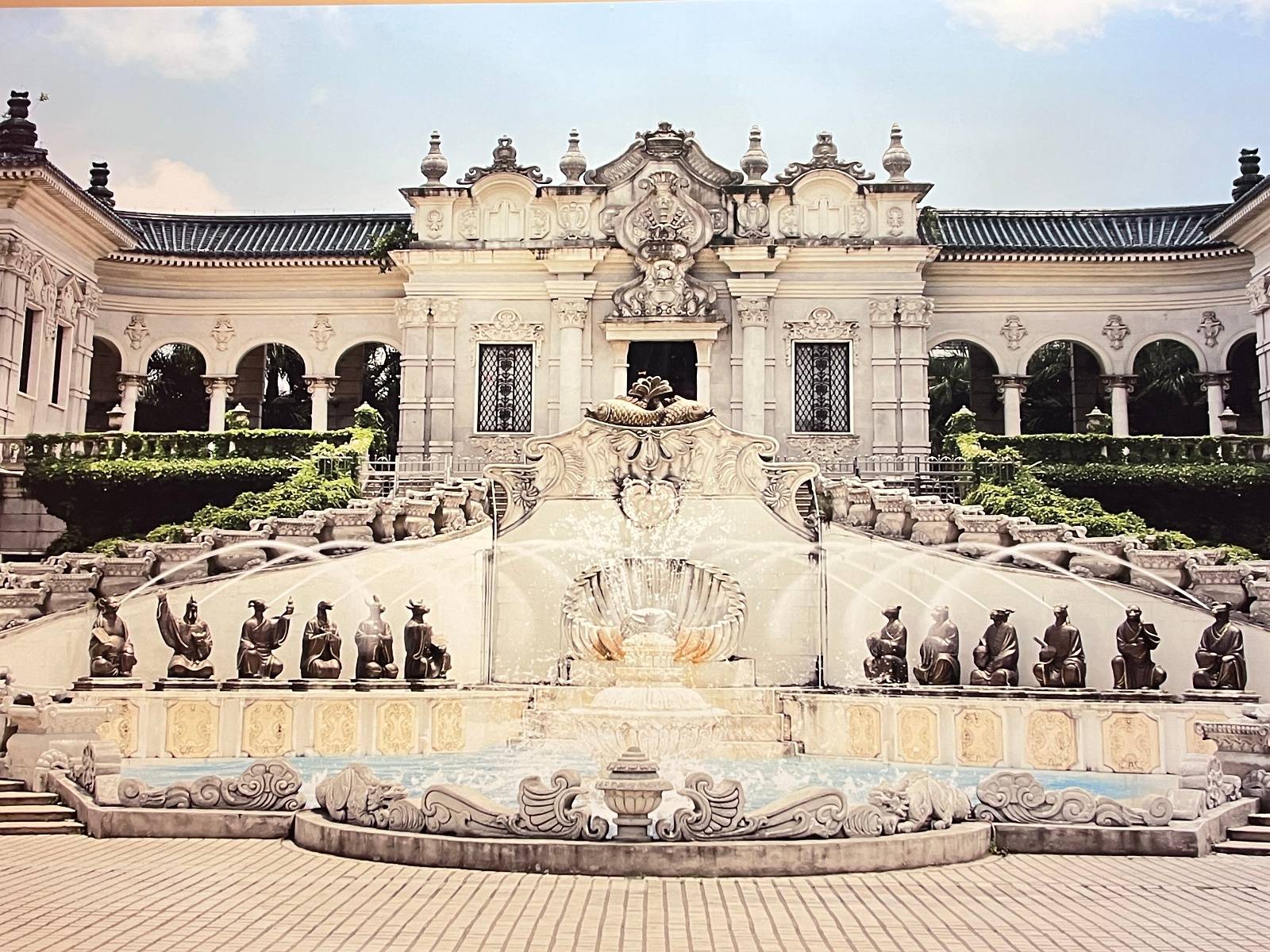 时人称之为"水力钟",也是海晏堂建筑群的精华所在.