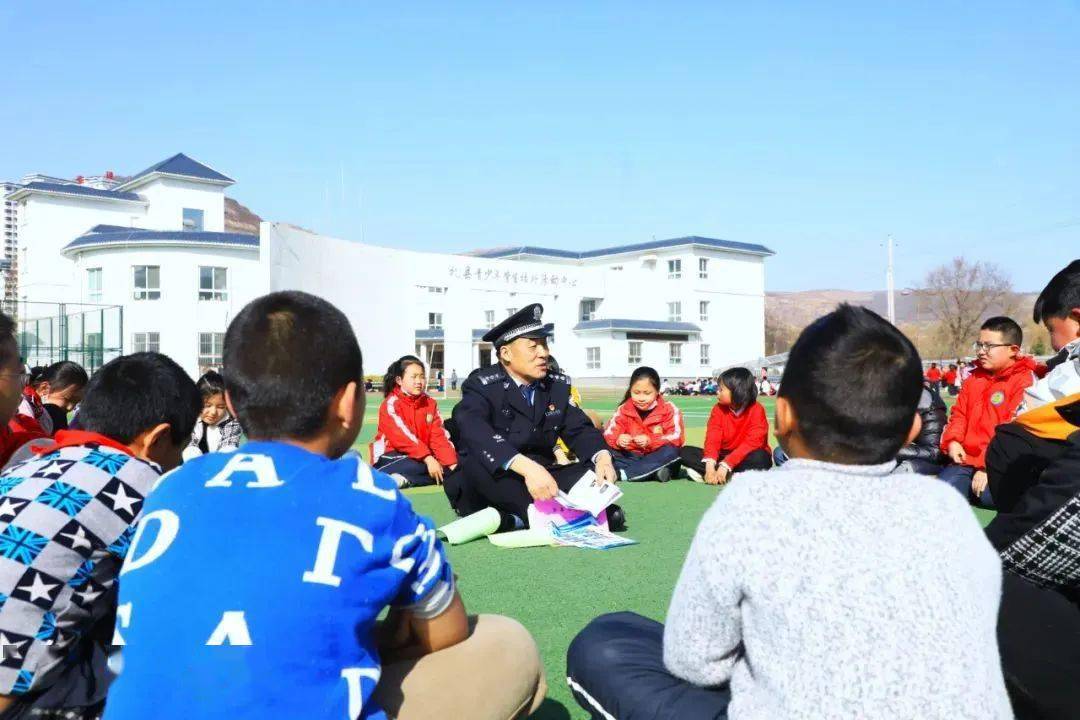 礼县公安局城关派出所民警杜瑞世走进礼县实验小学开展"弘扬雷锋精神