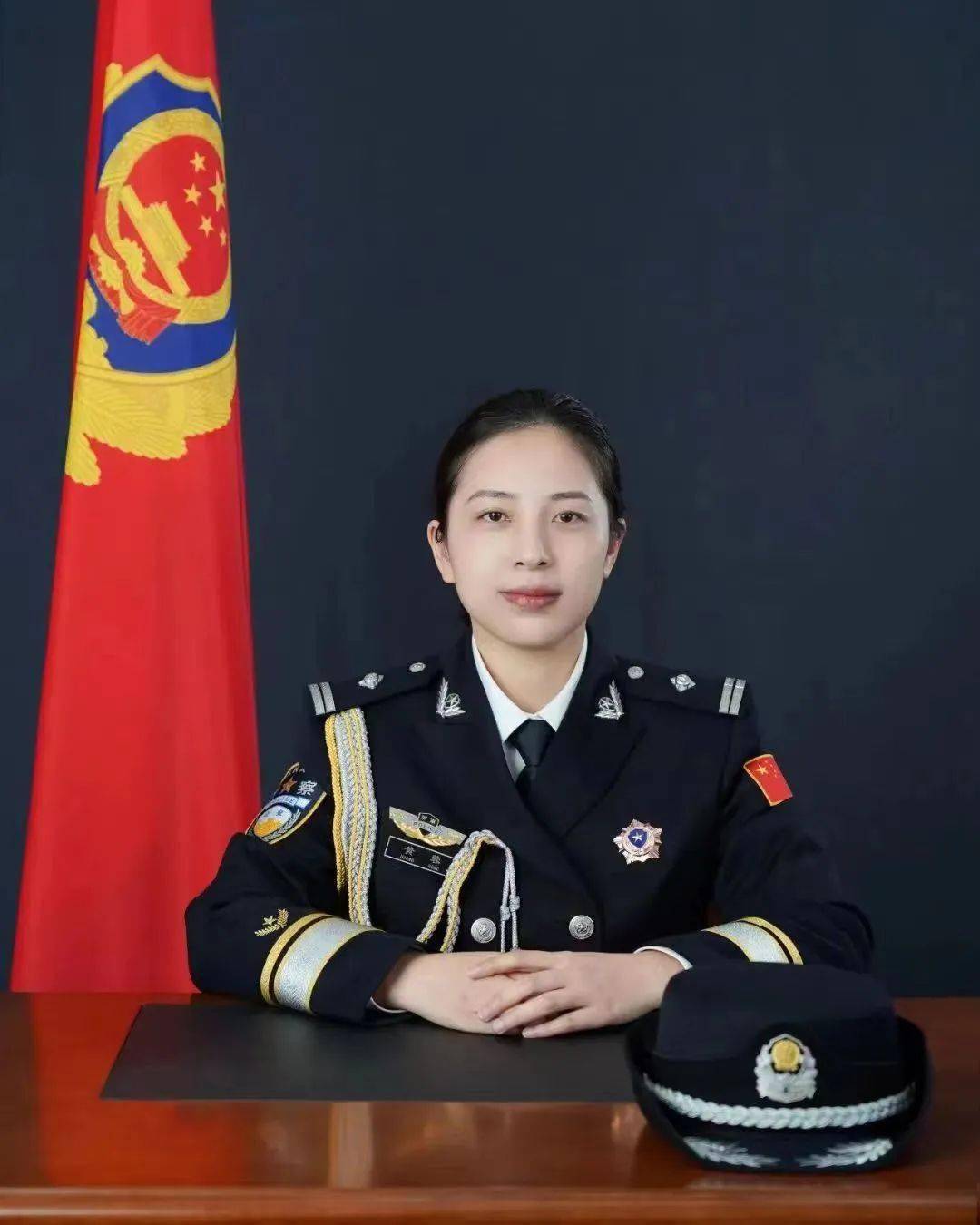 女民警工作照图片