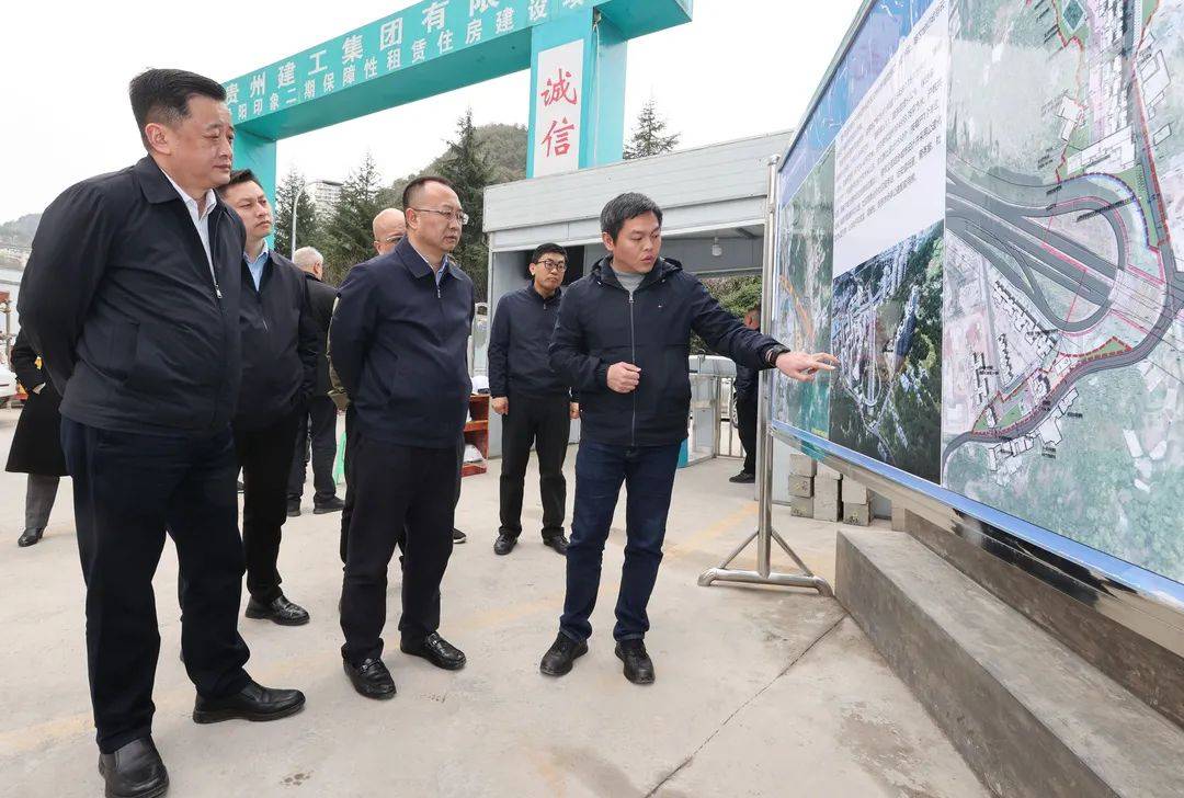 王启云调研项目建设并主持召开云岩区重大项目建设推进调度会_保障