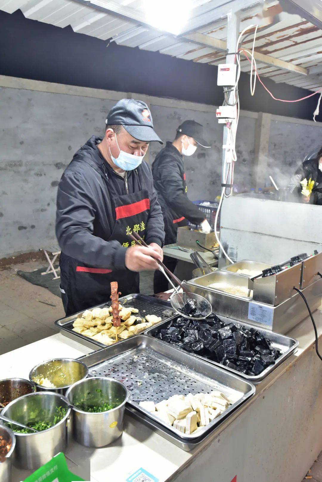 烤串烤生蚝花甲粉臭豆腐 昌平北邵洼村夜市全面升级重新开业_摊位
