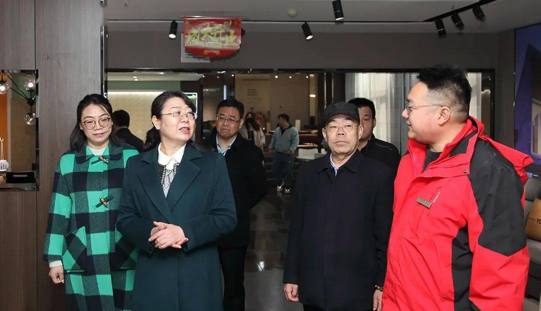 孙婧部长到怀来县工商联担保商会调研,鼓励企业家开阔思想,主动作为