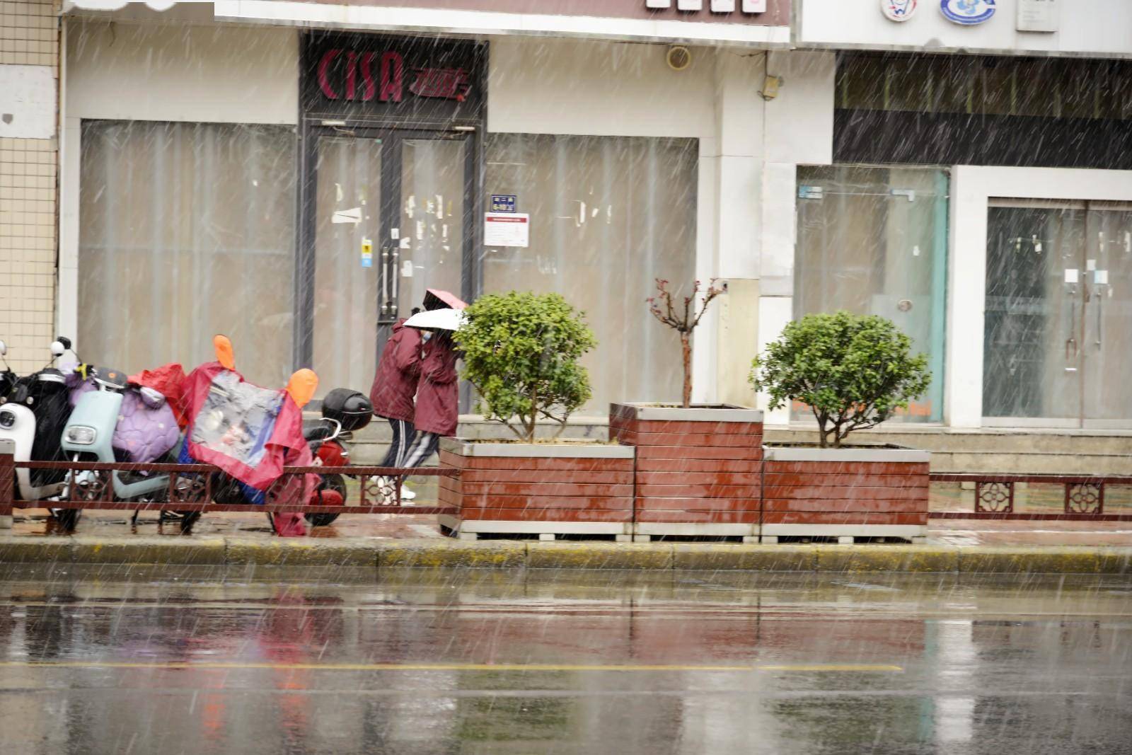 郑州雨雪“套餐”正在派送中 及时添衣防受寒