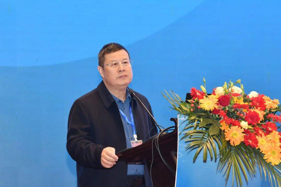 湖口县副县长余恺做大会报告本次论坛所有论文将全部收录论文集与读者