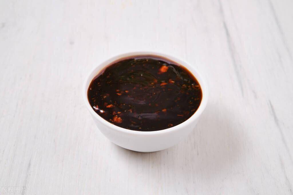 制作好的照烧酱鲜甜浓郁,酱汁浓厚,不仅可以赋予鸡肉脆骨丸子灵魂,更