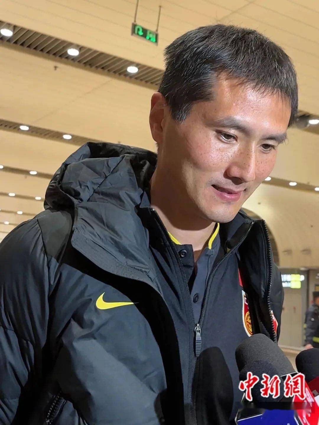 四姑娘凌晨接机u20 邵佳一鼓劲球员再进步_国足_卞立群_首都国际机场