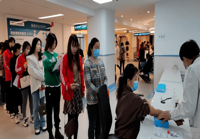 特区总工会开展普法宣传月暨女职工"两癌"筛查活动_体检_引导_刘兴平