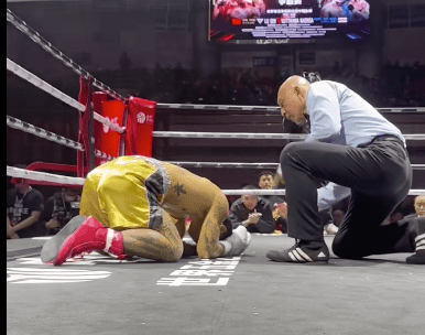 后手勾拳是我在平时训练中千锤百炼的结果,才能打出这么精准的一拳