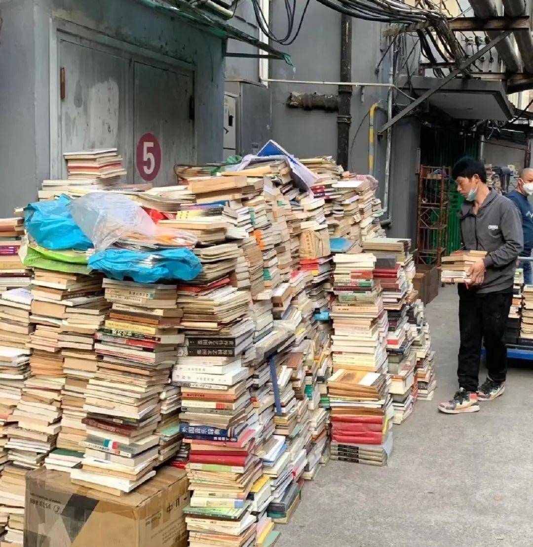 日前,一张旧书堆成小山的图片在网络流传.