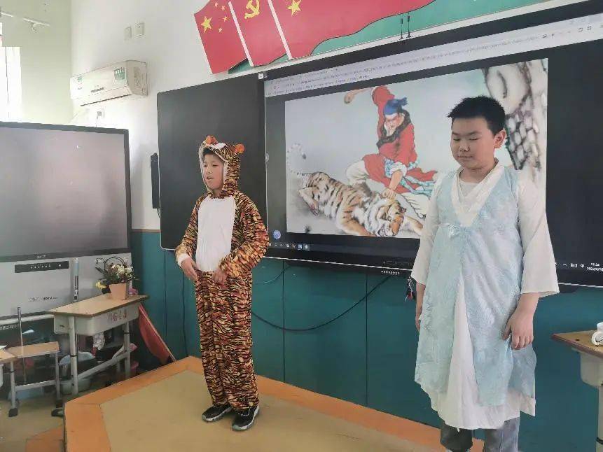 古典名著单元学习中,学生们讨论交流,自导自演课本剧《武松打虎》及