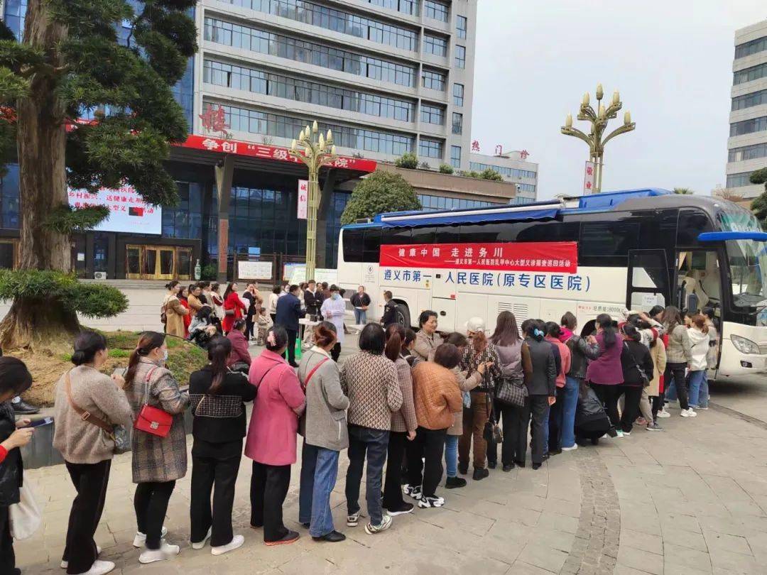 前来咨询就诊的女性居民排起了长队,义诊专家通过钼靶和b超进行乳腺癌