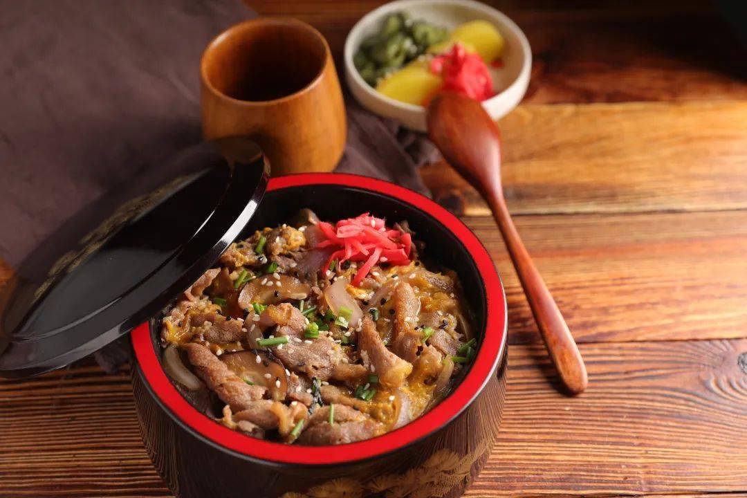 而我们今天看到的"牛丼",要到日本战败后才被发明出来.