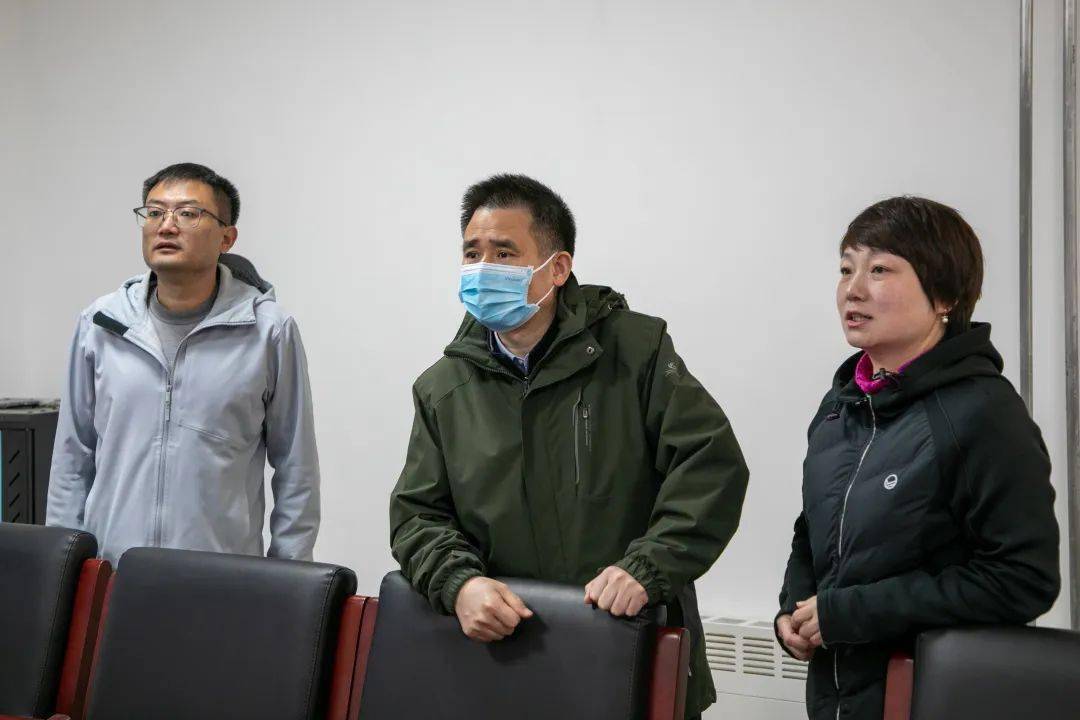 叶大华一行首先来到大榆树镇下屯村防火点,向护林员详细了解了森林