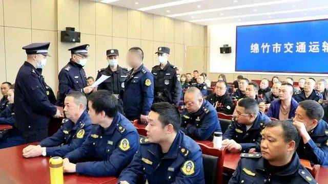 全场震惊！男子警示大会被当场铐走，听到自己名字脸煞白…_韩某某_问题_绵竹市