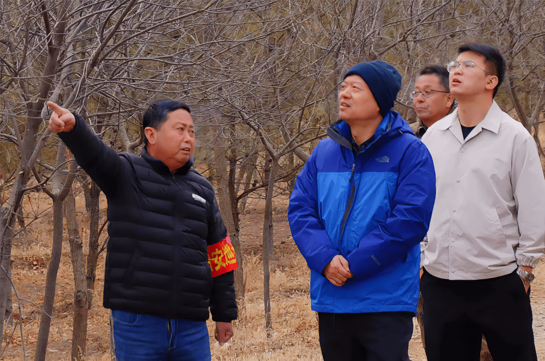 葉大華一行首先來到大榆樹鎮下屯村防火點,向護林員詳細瞭解了森林