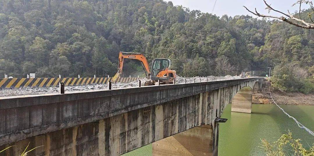 橫跨錦江電站水庫,橋樑為t構帶掛梁結構,跨徑組合為(52