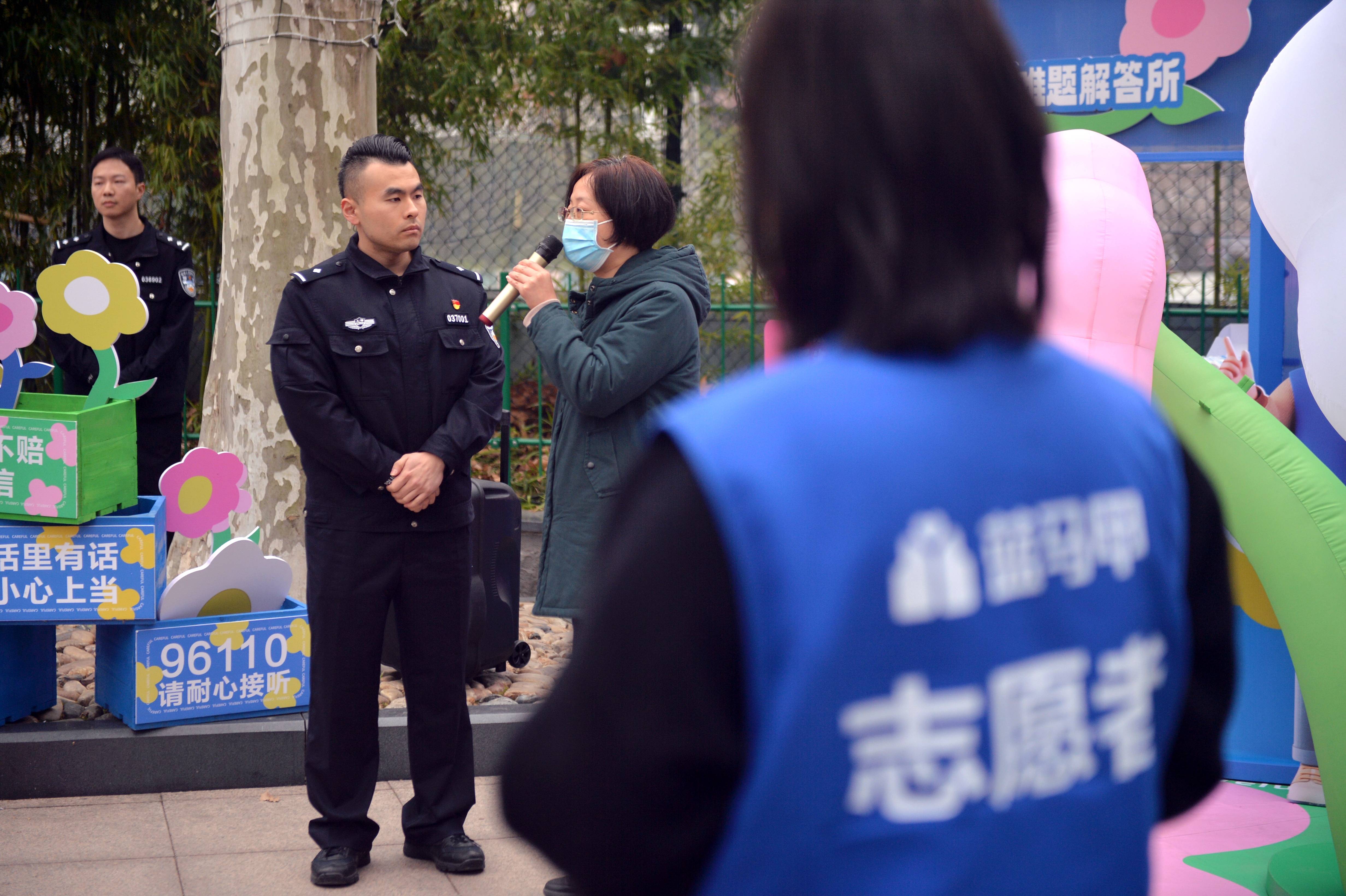 上海首个反诈花展开幕，奶奶在樱花树下学了1小时手机应用