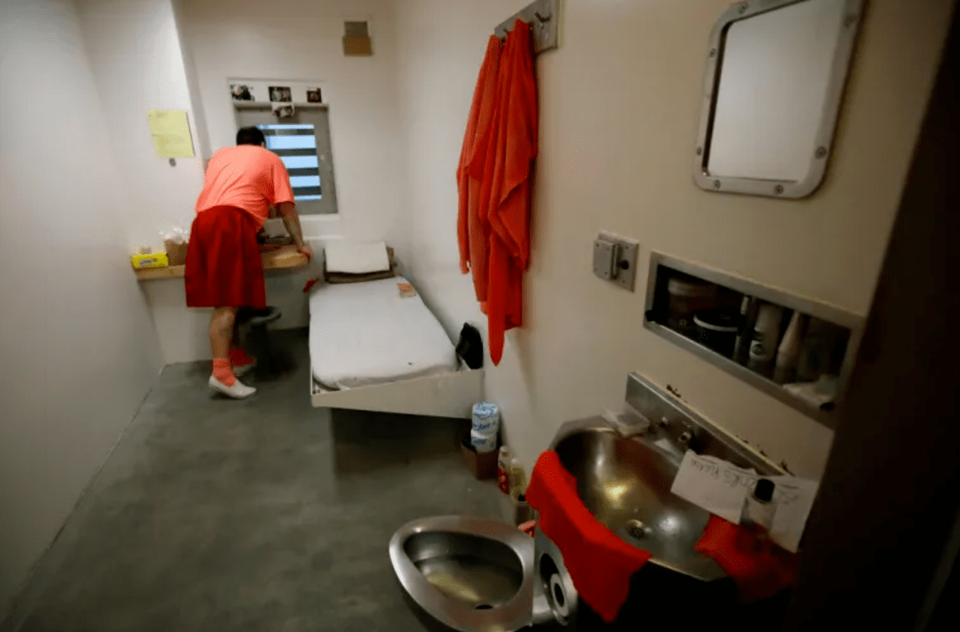 世界最大的"超级监狱"内部,震撼曝光:赤裸上身,全部光头,只睡钢板!