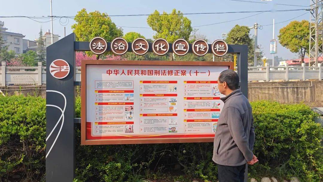造型别致的宪法宣传栏,华宁陶元素的民法典,图文并茂的法治名人警句