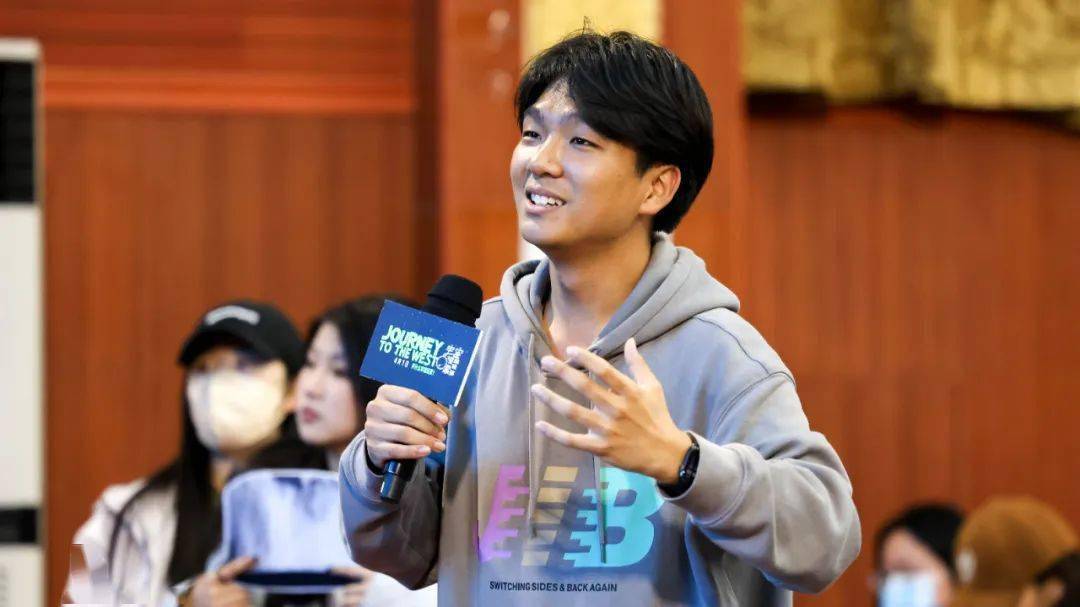 十二年后,校友孔大山带着自己导演的电影《宇宙探索