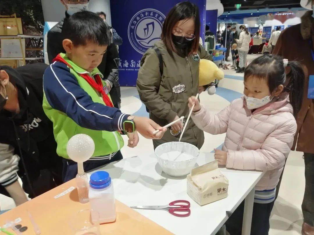 徐一凡同學帶去的硬幣滴水,汙水處理,會吹氣球的瓶子,非牛頓流體等