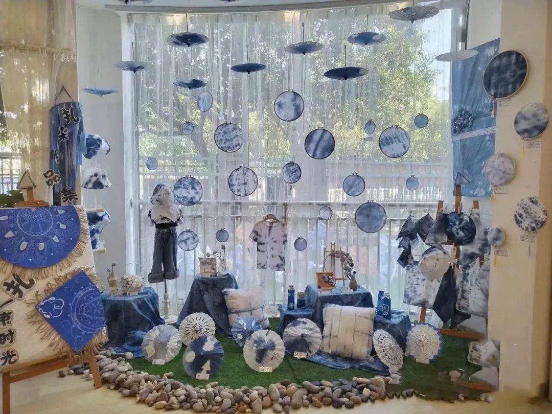 孩子们也可以参与到扎染环创设计中亲手制作扎染布艺花朵让幼儿园开