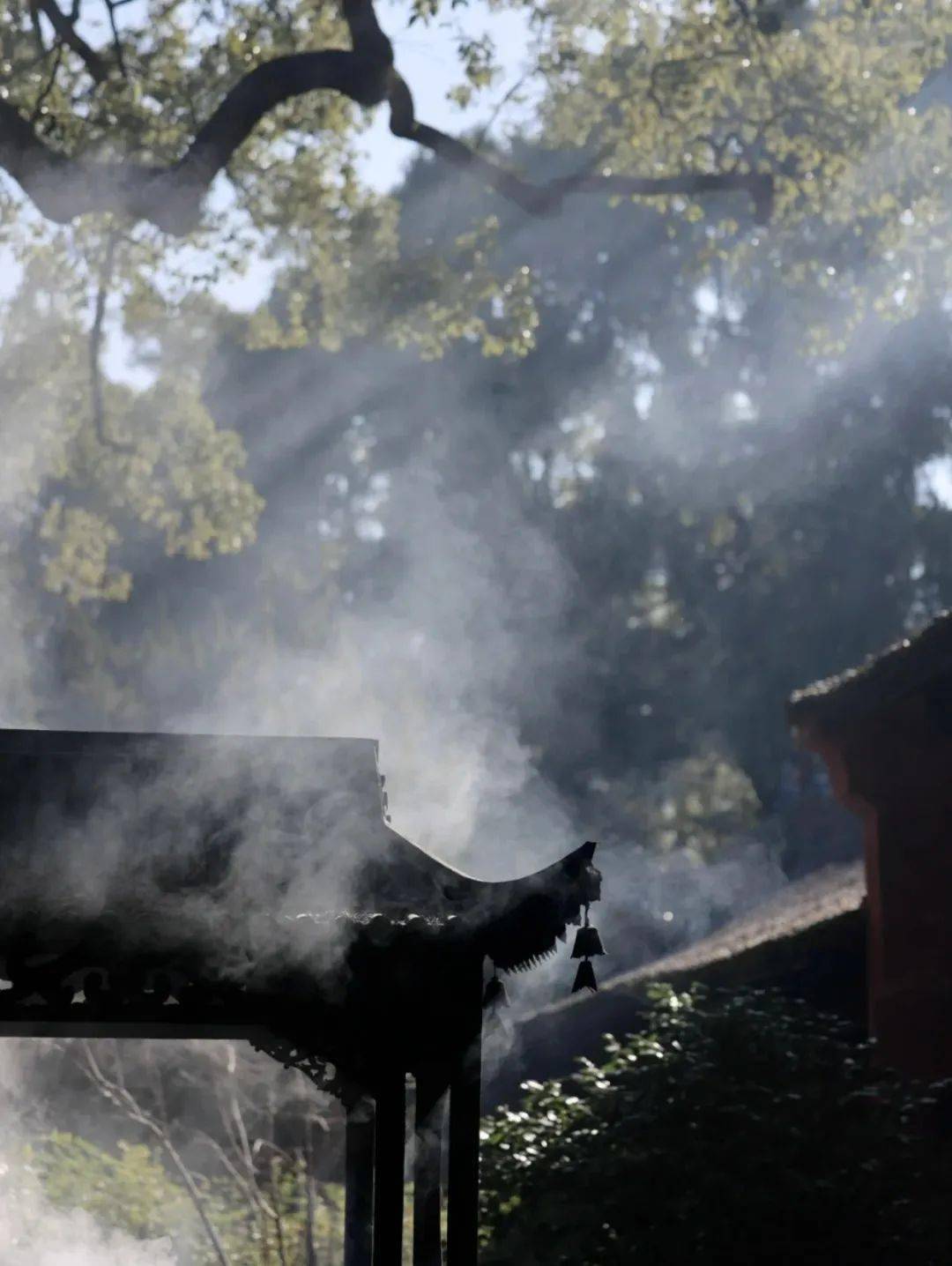 香烟缭绕,曲径通幽.