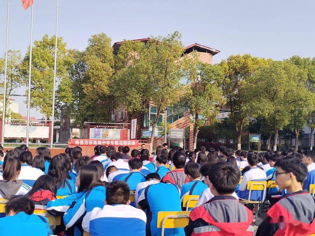 南县交警携手中学生宣传交通文明