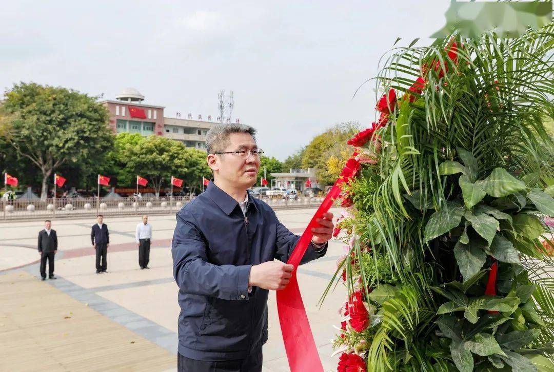 袁勤华怀着崇敬的心情,来到兴国县将军园,于都县中央红军长征集结出发