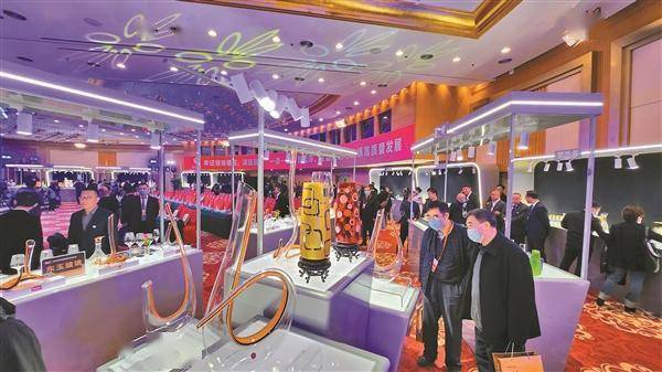推介会现场祁县县委书记李军接受记者采访晶莹剔透流光溢彩3月20日