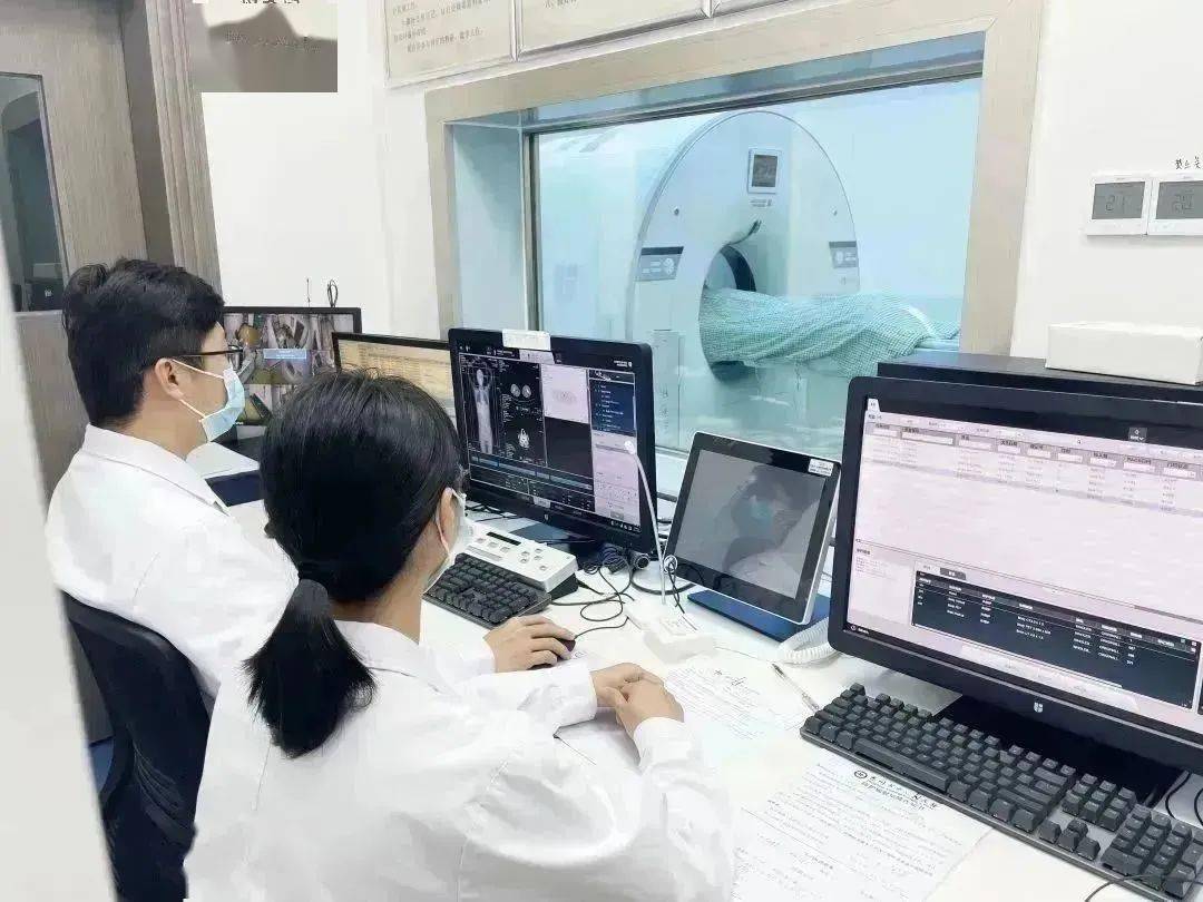 spect仪器本身不发出射线,只是向人体引入安全剂量的放射性核素作为