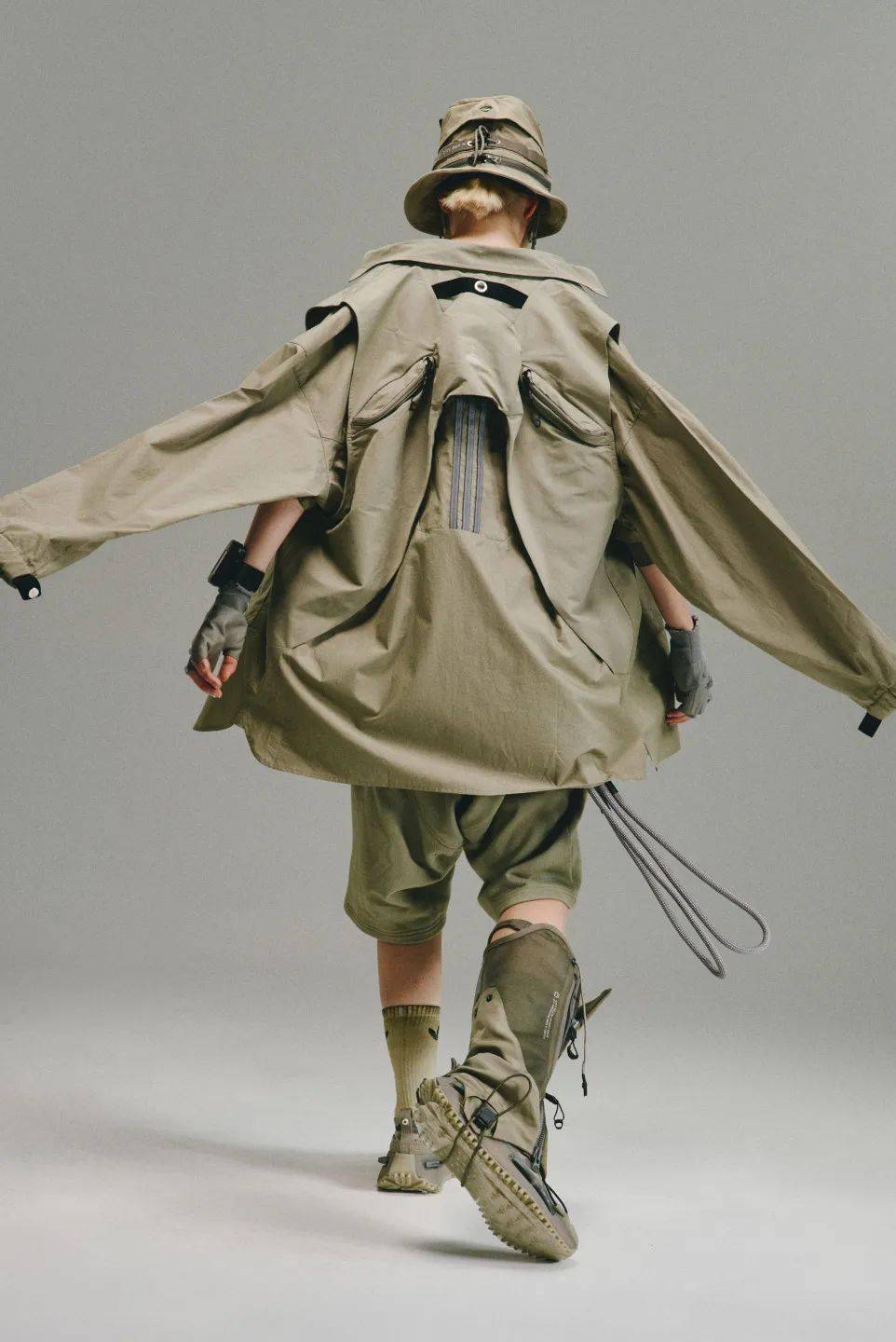 在「尘民宇宙」中,与 adidas originals 发现废土风格穿搭新可能