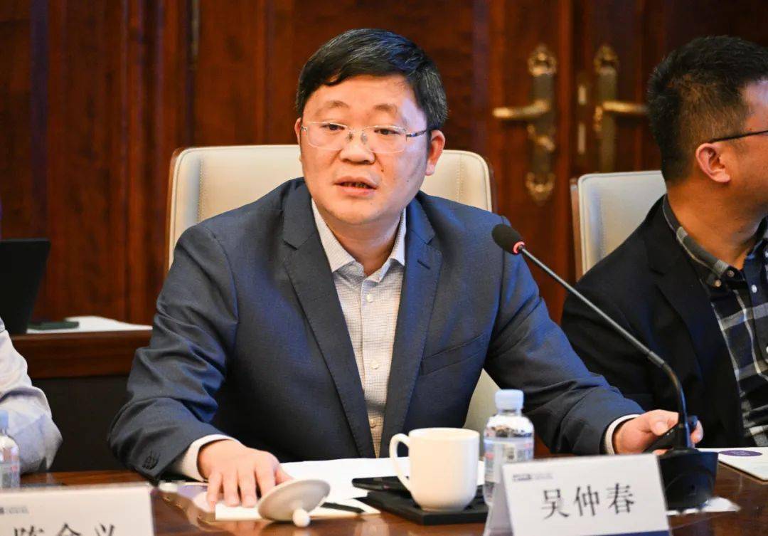 叶林富主持会议,并对嘉兴市委书记陈伟一行到来表示热烈欢迎.