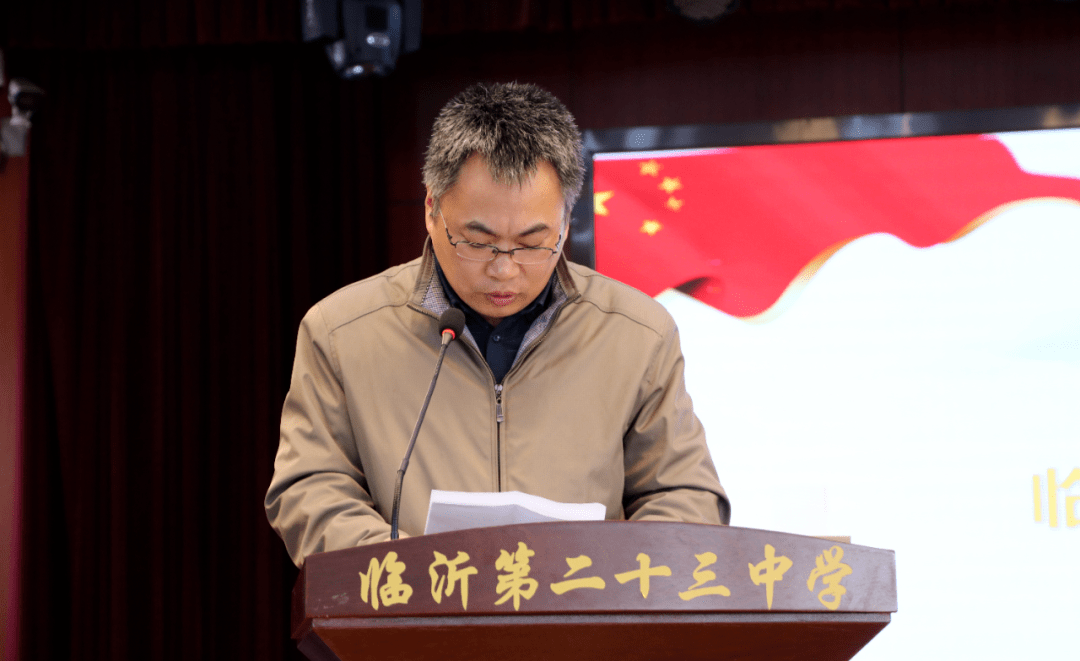 区委宣传部舆情分析室主任郑鹏飞,区慈善总会志愿者服务部部长王金龙