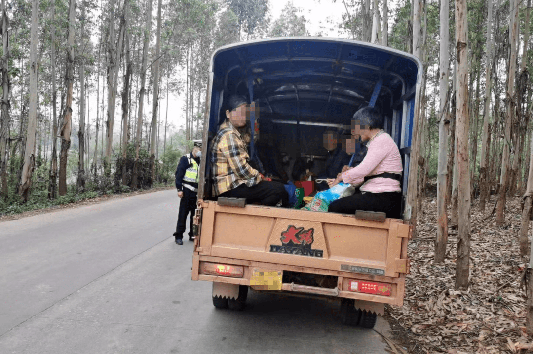 "花式"载人危险行为 三:三轮车"兜"内载人