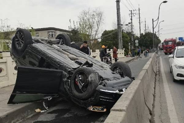 平板车突然变道，suv避让翻车车辆公路市民 5216