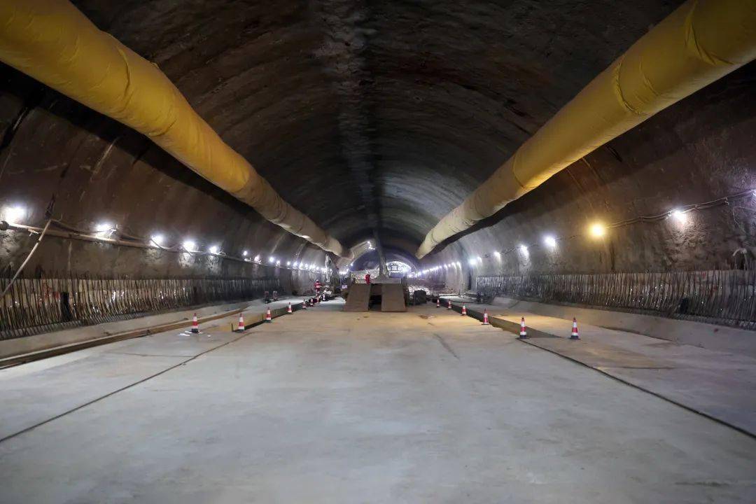东西城市轴线龙泉山一号隧道完成最后一爆_施工_地质_工程