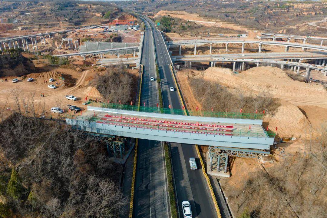 跨线桥的桥墩上,标志着山西路桥黎霍高速项目部一分部襄垣枢纽g2匝道