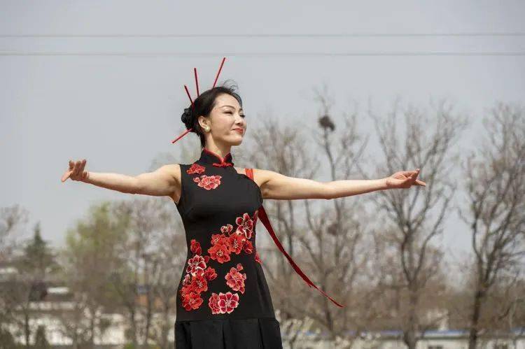 舞臺表演,高光時刻,嫵媚大氣.陽春三月,桃花紅,菜花黃,女人漂亮.