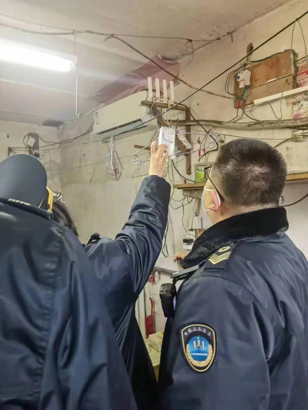 顺义河南村一家黑诊所"被取缔_执法_药品_房间内