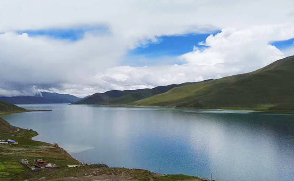 羊卓雍措,藏南高原上的“碧玉湖”_湖水_雪山_蓝中